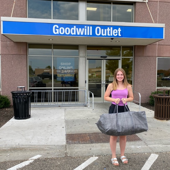 Meet your Posher, Kylie - Picture 2 of 4